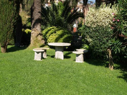 Hotel Hostal Del Sol Сан-Фелиу-де-Гишольс Экстерьер фото