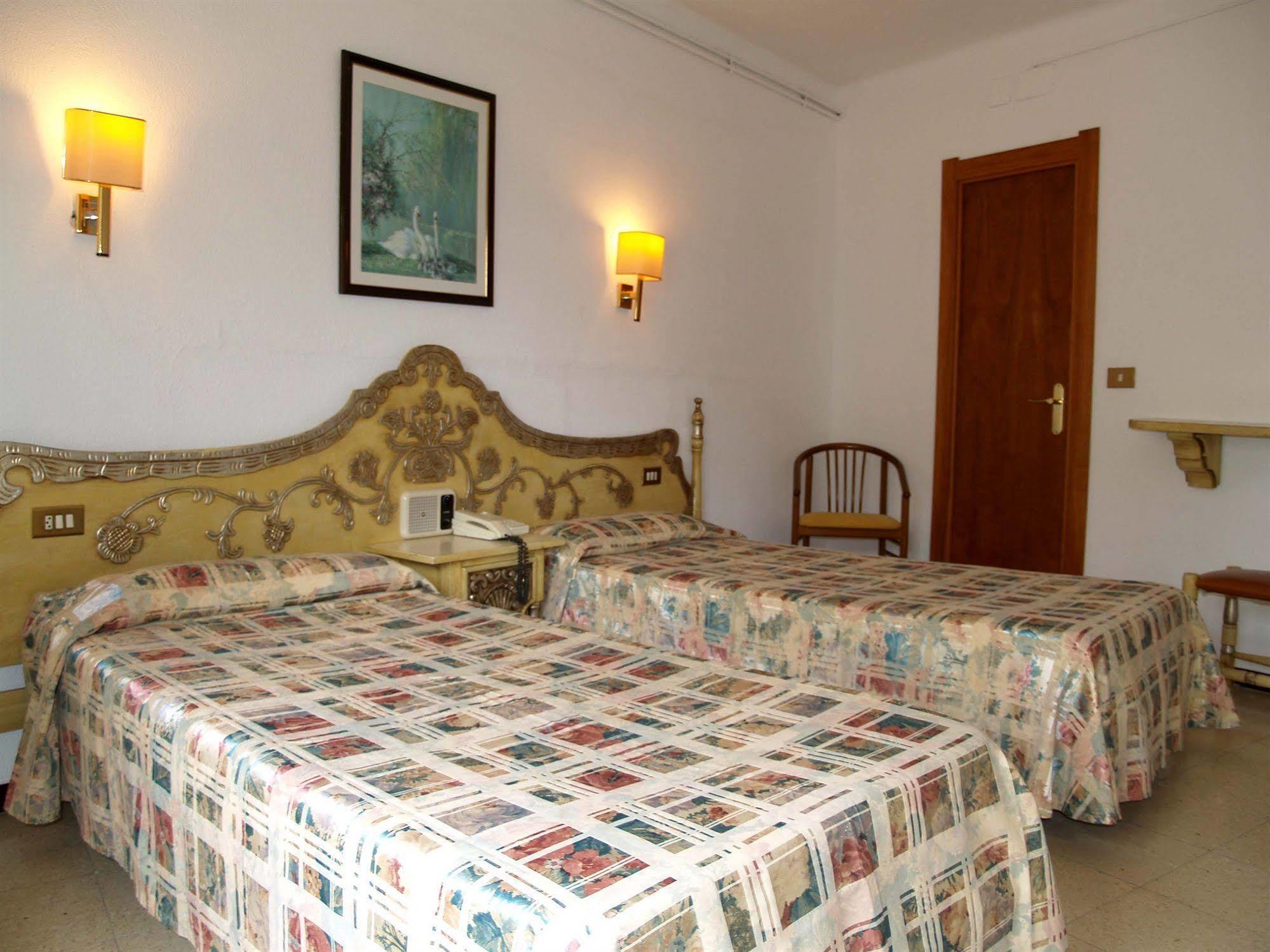 Hotel Hostal Del Sol Сан-Фелиу-де-Гишольс Экстерьер фото