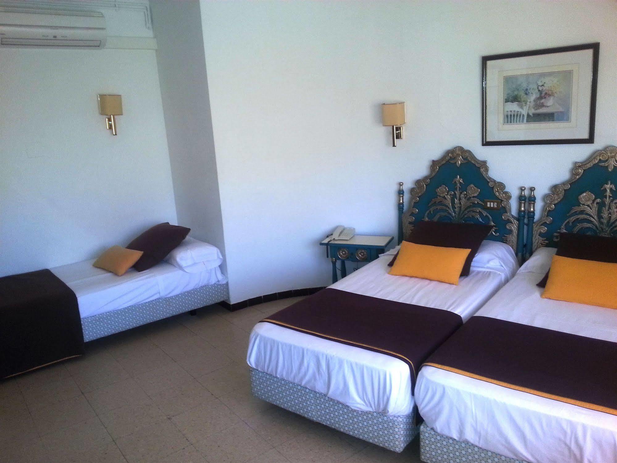 Hotel Hostal Del Sol Сан-Фелиу-де-Гишольс Экстерьер фото