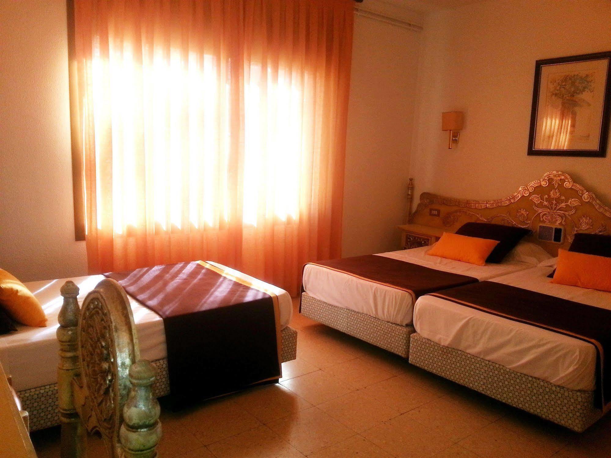 Hotel Hostal Del Sol Сан-Фелиу-де-Гишольс Экстерьер фото