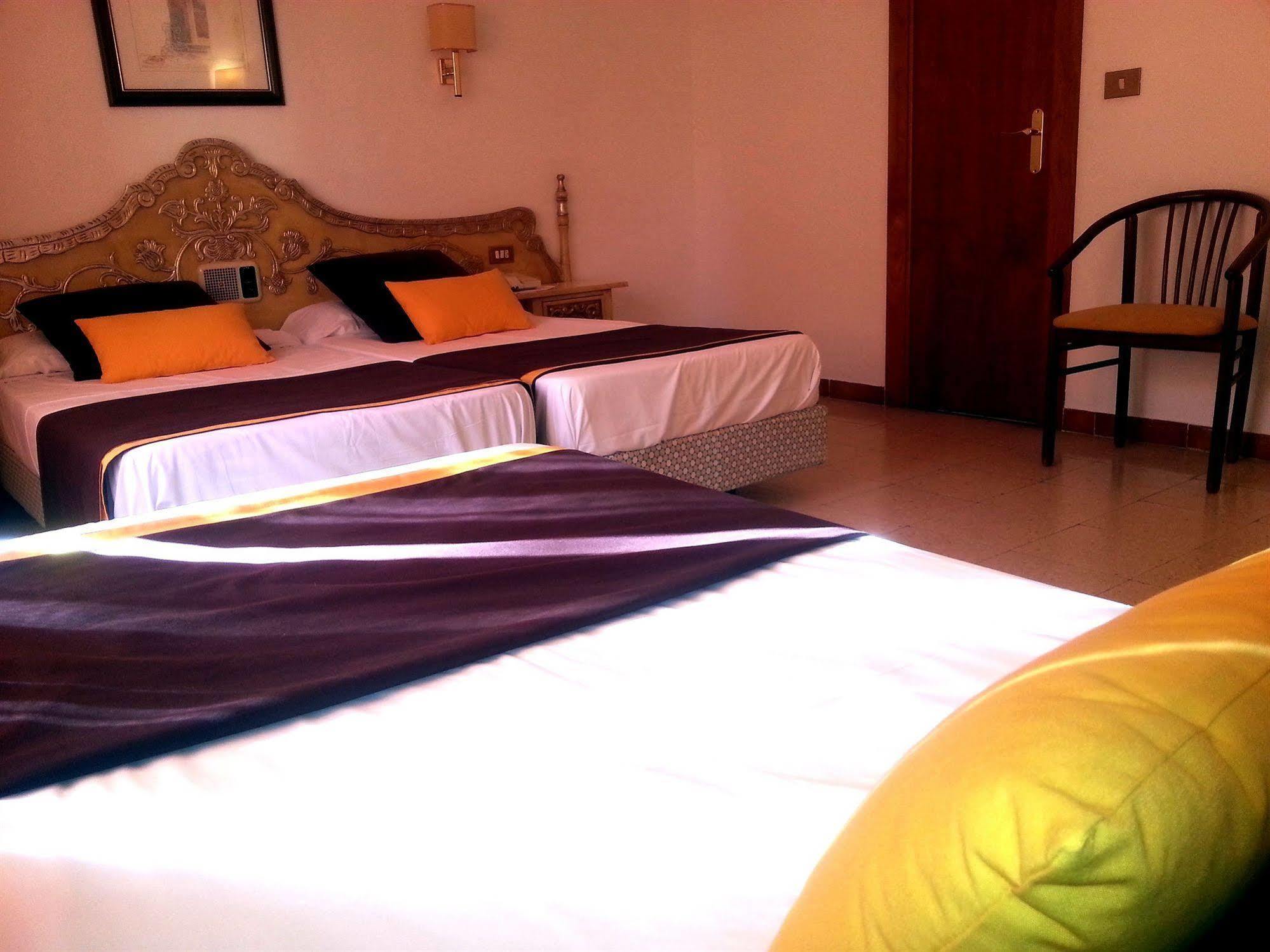 Hotel Hostal Del Sol Сан-Фелиу-де-Гишольс Экстерьер фото