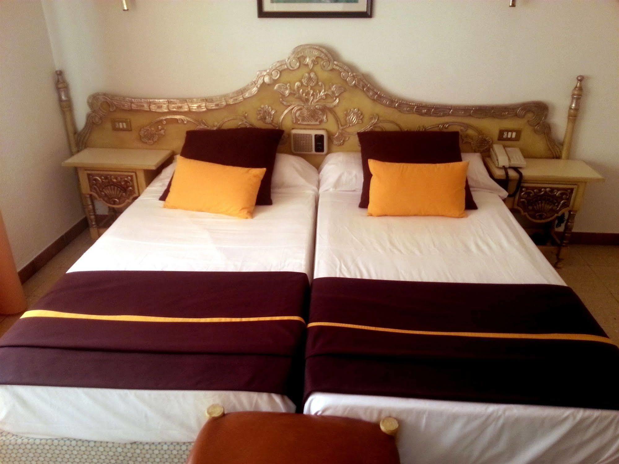 Hotel Hostal Del Sol Сан-Фелиу-де-Гишольс Экстерьер фото