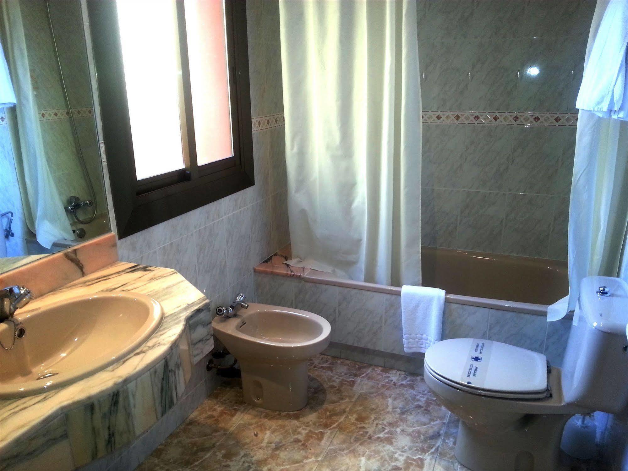 Hotel Hostal Del Sol Сан-Фелиу-де-Гишольс Экстерьер фото
